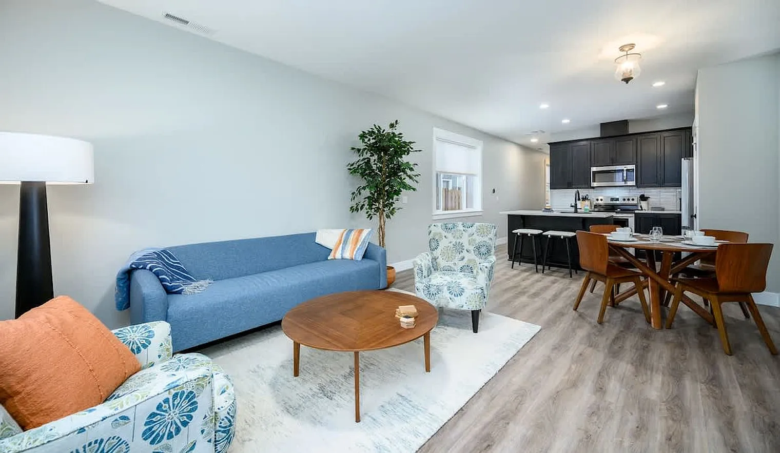 2 bed, 2.0 bath, 1571 sqft, $6,614 — Photo 2