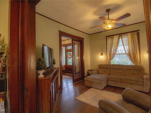 3rd image of 719 Moorehead Ave