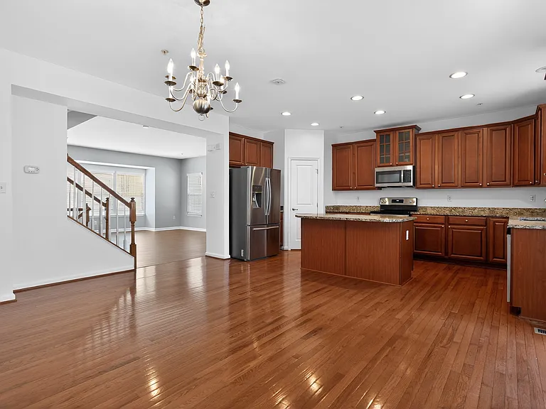 Kitchen/dining combo
