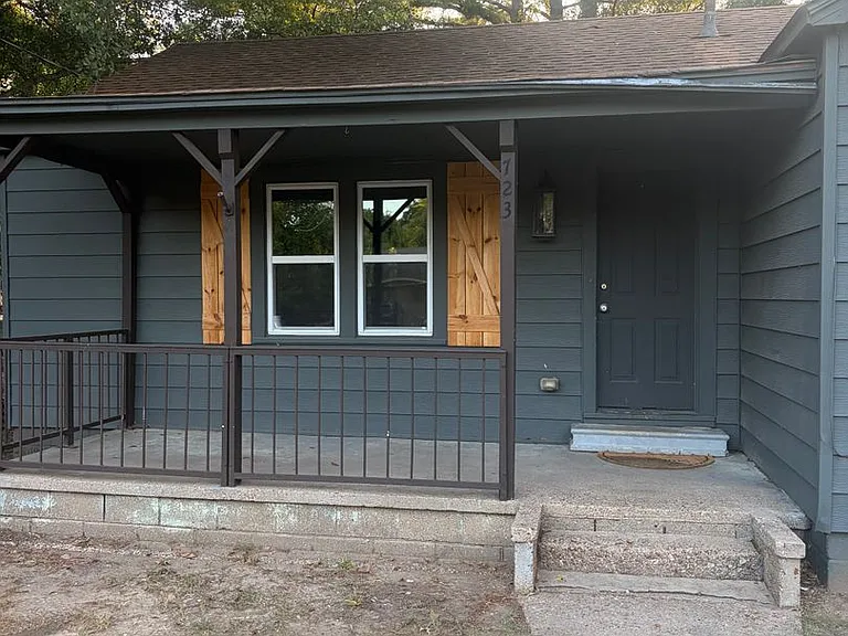 723 Hall St — Photo 2