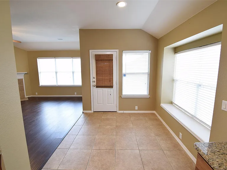 1006 Abigail Dr — Photo 7