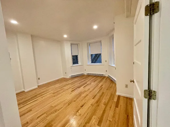 1077 Beacon St, Brookline, MA