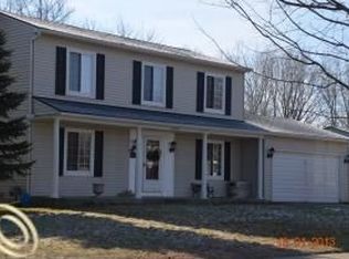 6046 Barker Dr, Waterford, MI 48329