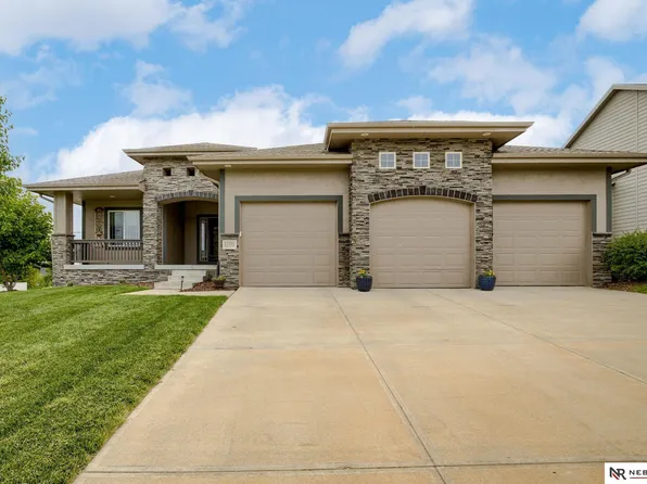 11051 Edgewater Dr, Papillion, NE 68046
