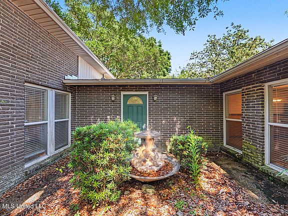 3rd image of 1040 Del Norte Cir