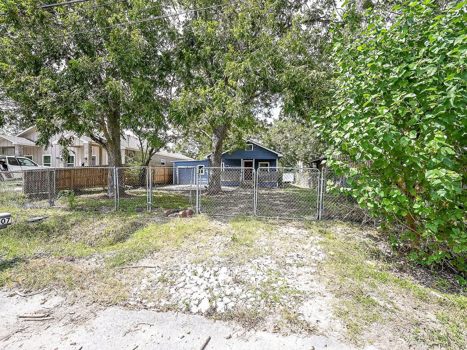 2 bed, 1.0 bath, 936 sqft, $1,275 — Photo 2