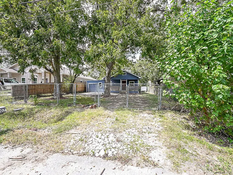 8007 Carver Rd — Photo 2