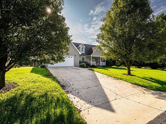 3rd image of 271 Oxford Ln