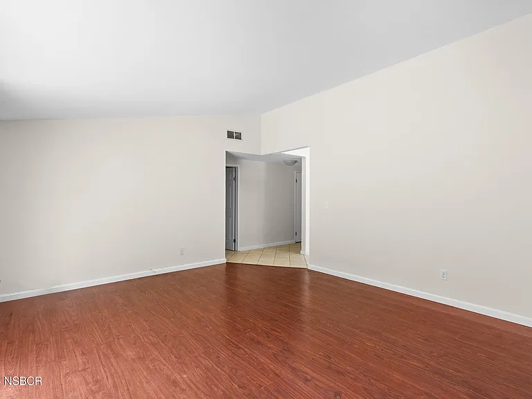 400 E Cherry Ave — Photo 2