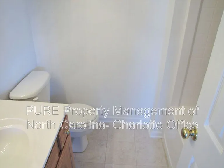 2910 Bridgeville Ln — Photo 5