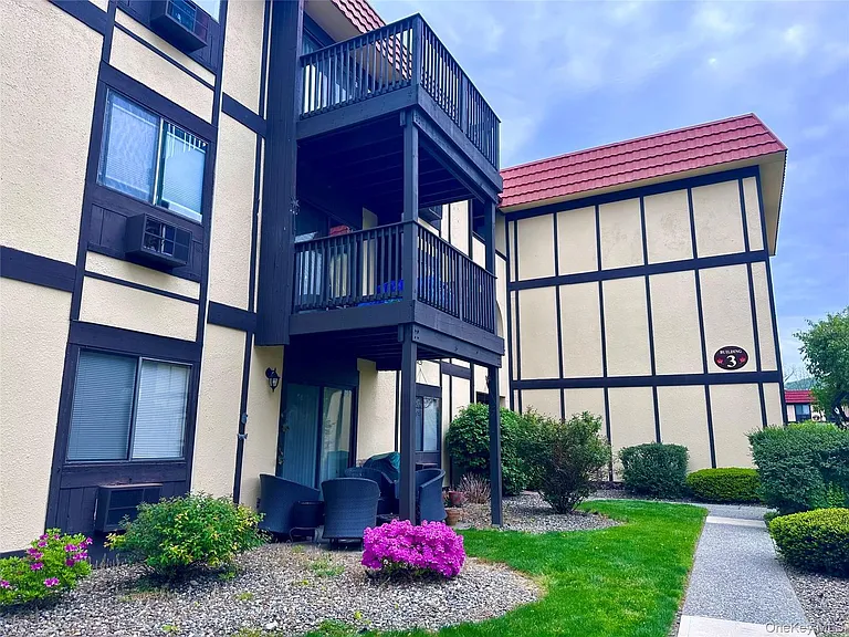 3 Loudon Dr #6 — Photo 1