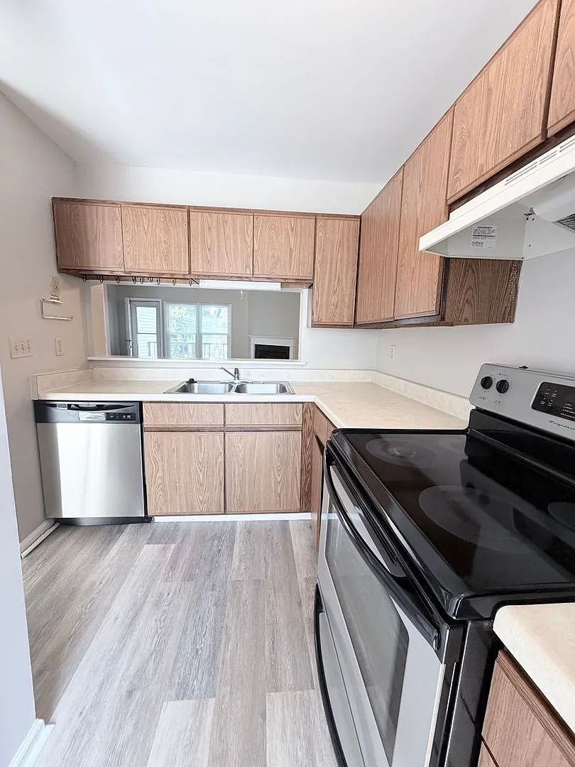 3- story Durham Townhome Available Now — Photo 4