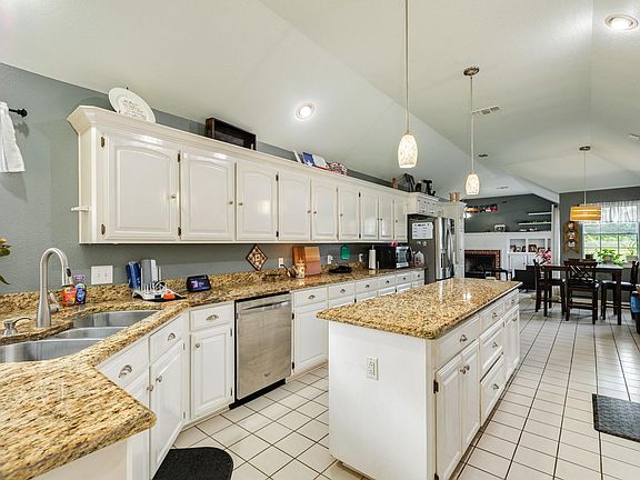 5th image of 914 Oleander St