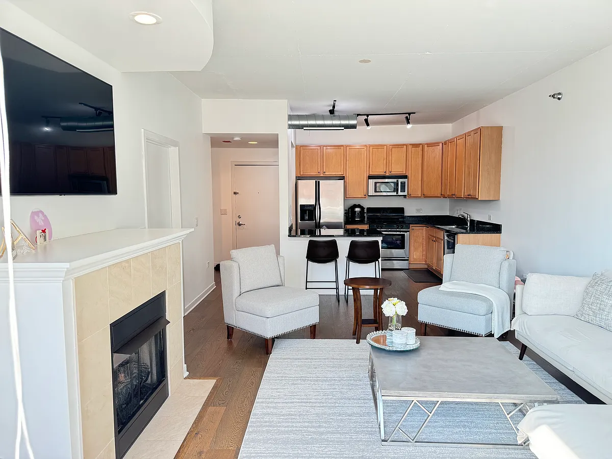 Building Photo - 909 W Washington Blvd #602
