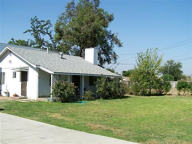 Large lot and home with 6 bedrooms!