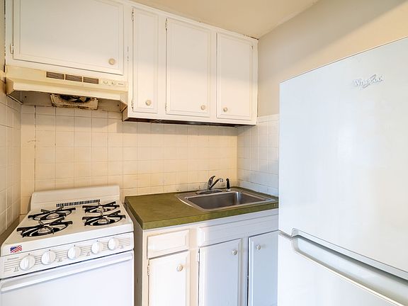 3rd image of 2654 Sheridan Dr