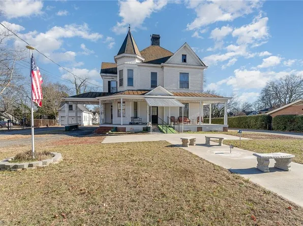 318 Davie Ave, Statesville, NC 28677