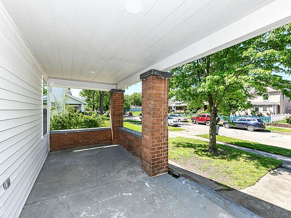 5th image of 1031 Blaine Ave