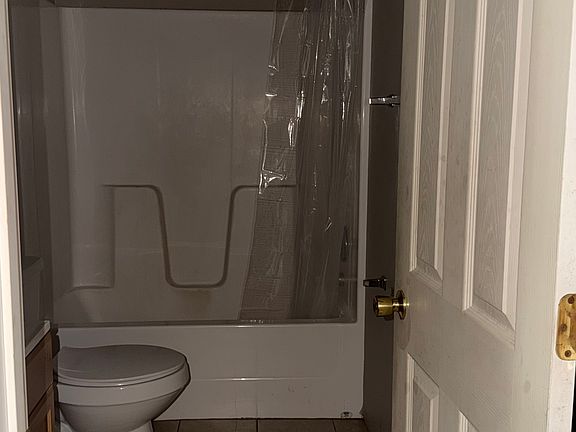 3rd image of 890 W Lowe Ave