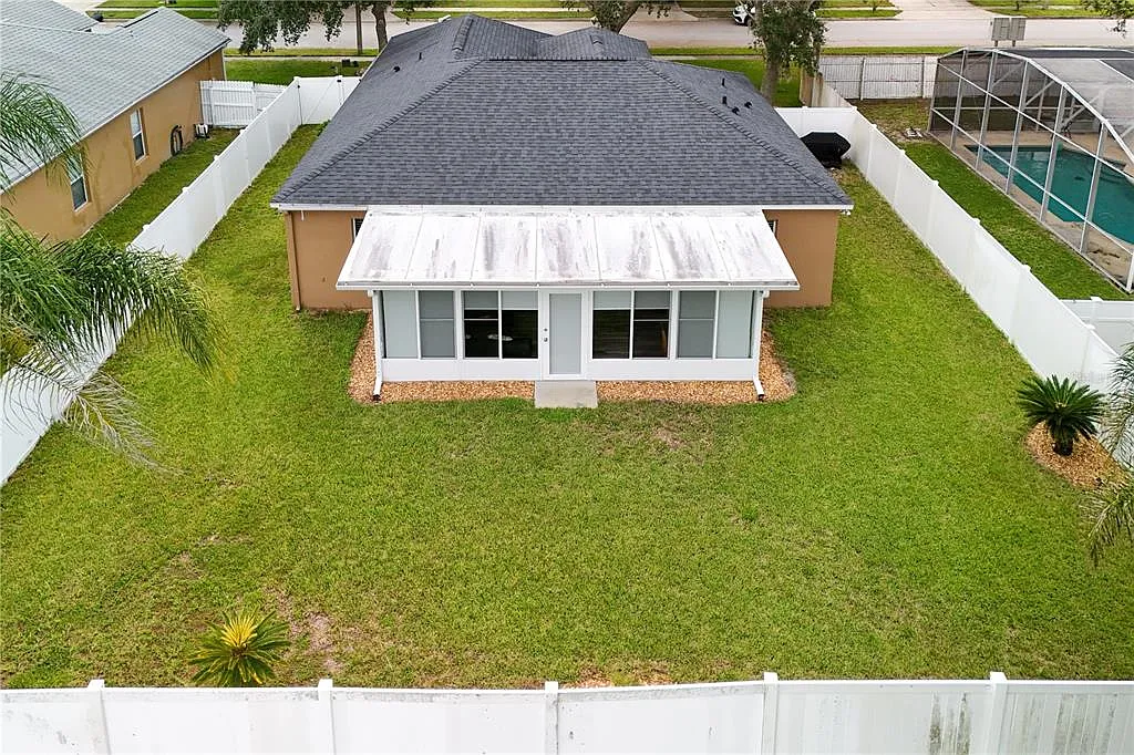 3 bed, 2.0 bath, 1424 sqft, $2,500 — Photo 2