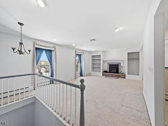 4th image of 67 Hook Mountain Rd