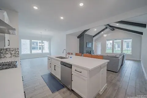 106 Valencia — Photo 31
