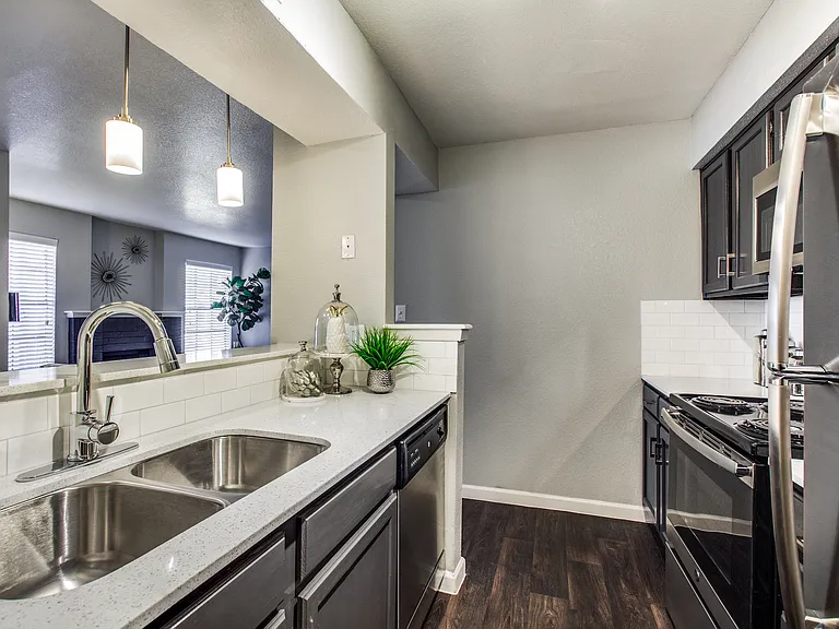 Maxwell Apartments — Photo 17
