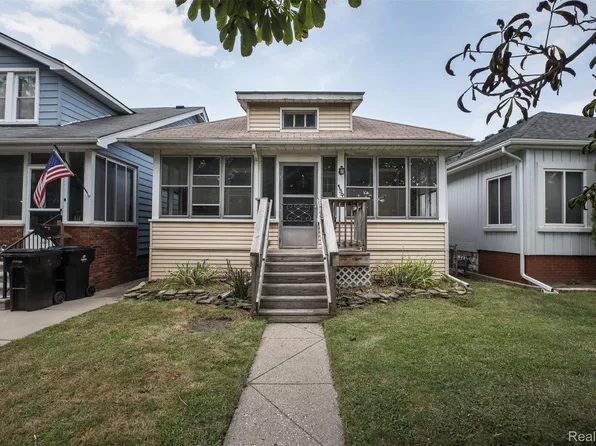 134 Perry Pl, Wyandotte, MI 48192
