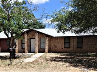 906 7th St, Floresville, TX 78114