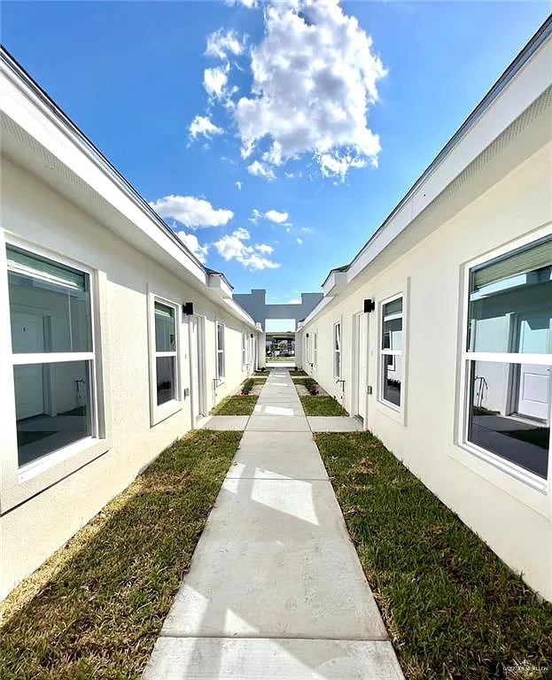 3 bed, 2.0 bath, 4032 sqft, $1,350 — Photo 3
