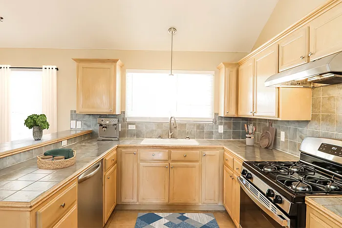 3 bed, 2.0 bath, 1593 sqft, $1,915 — Photo 2