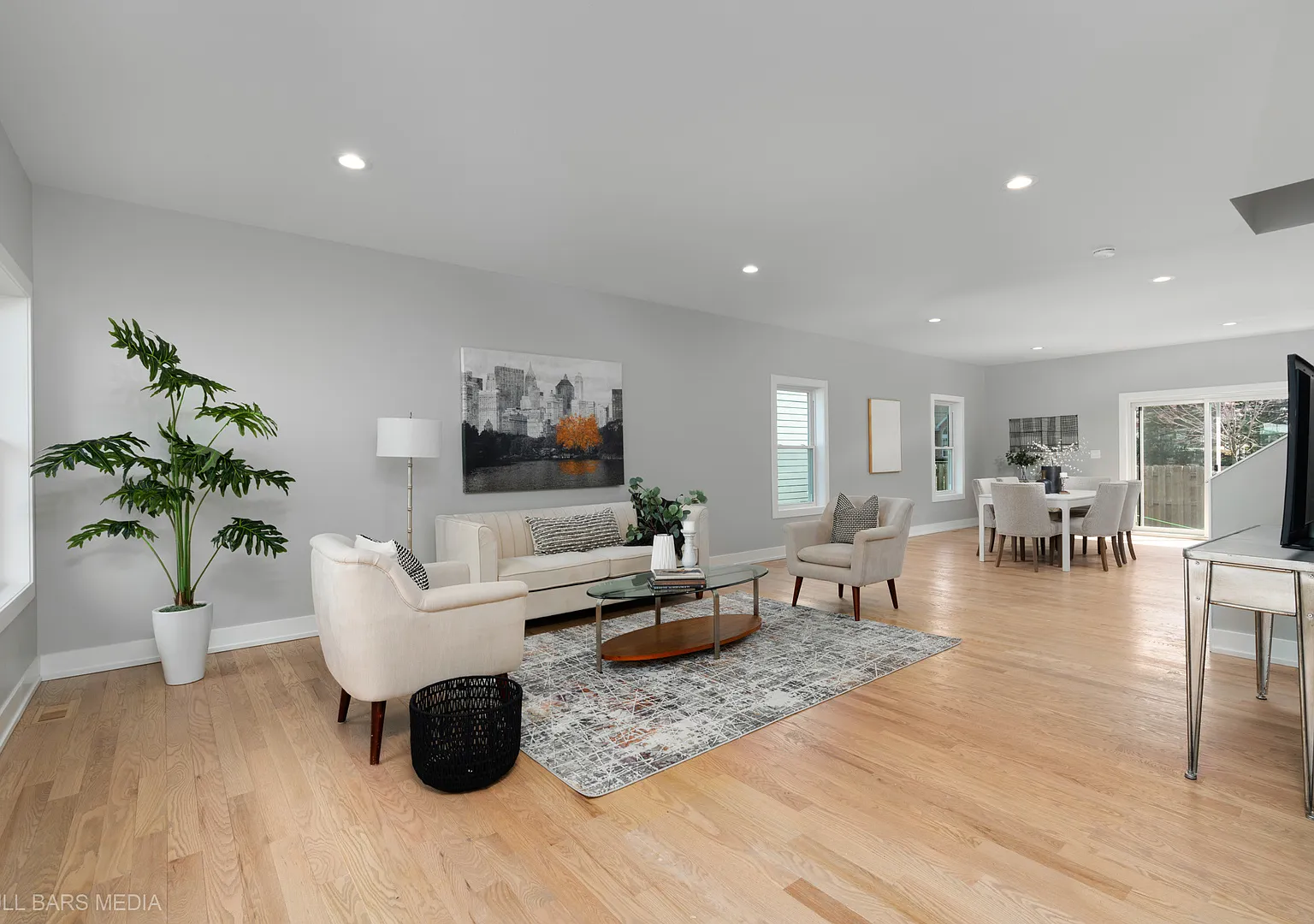 3 bed, 2096 sqft, $5,000 — Photo 2