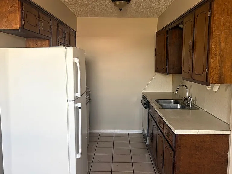 300 E Knoxville St — Photo 3