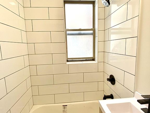 4th image of 2207 W Montrose Ave APT 3E