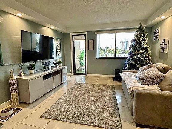 4th image of 301 Golden Isles Dr APT 406