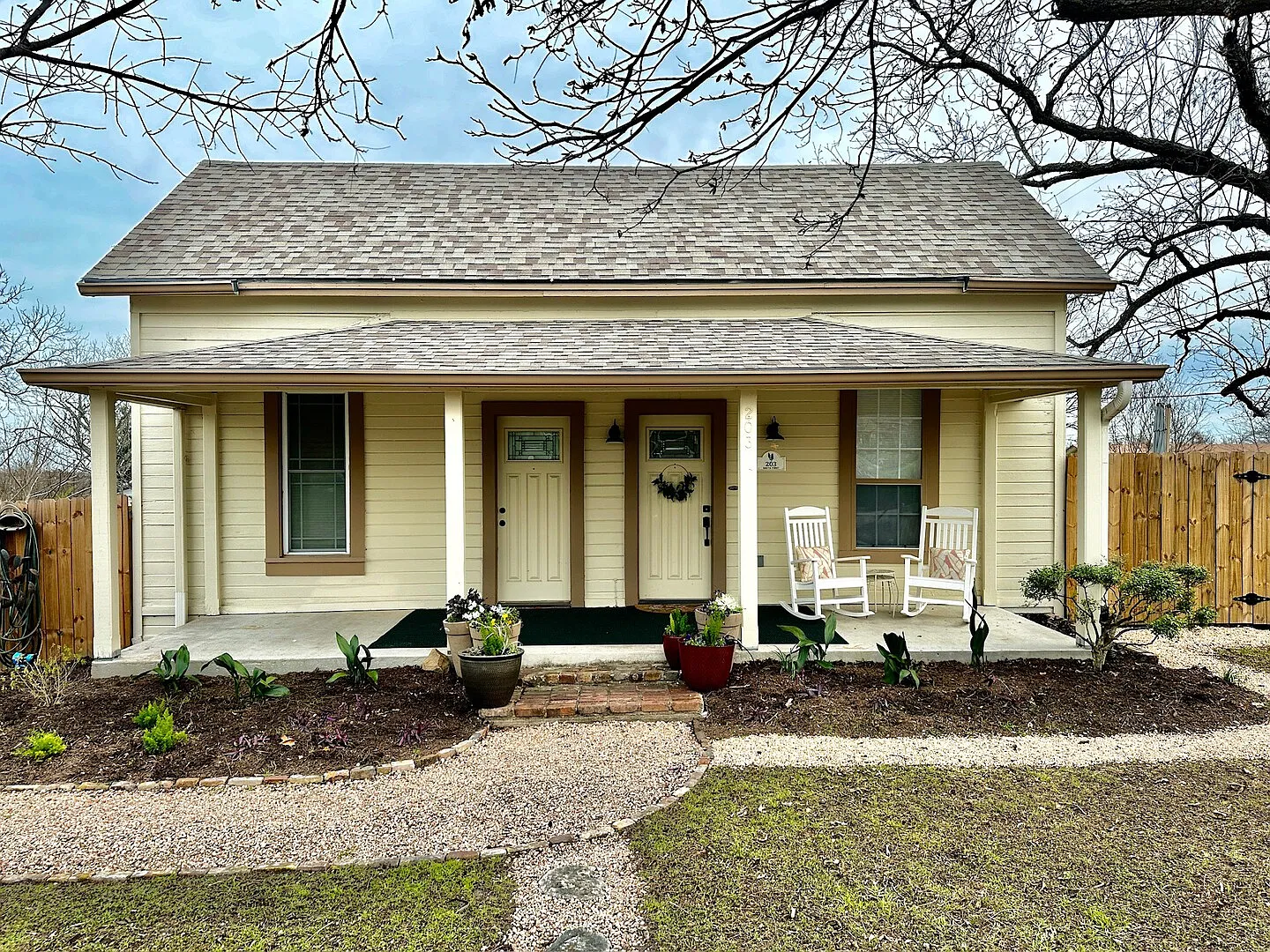 Charming, historic cottage in Downtown Pflugerville. Pet-friendly! — Photo 2