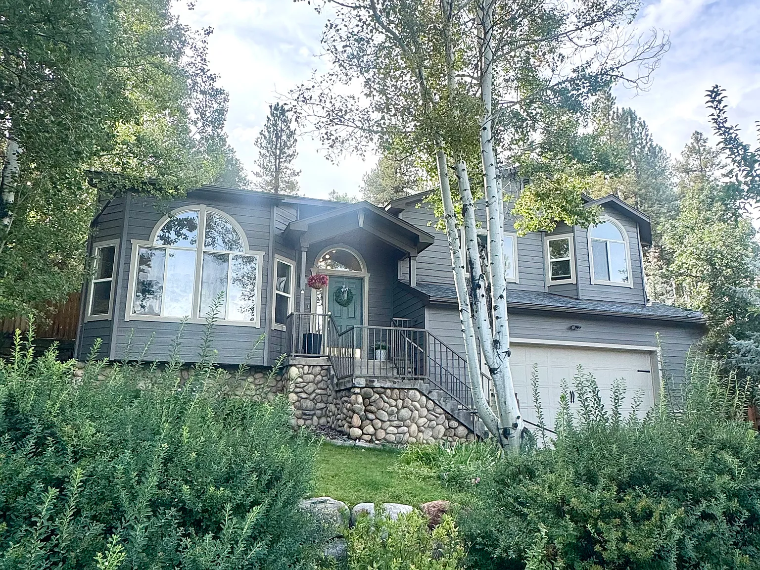 4 bed, 2324 sqft, $3,995 — Photo 2