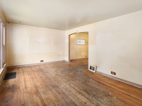 3rd image of 9923 Herrick Ave