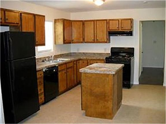 3rd image of 832 Central Dr