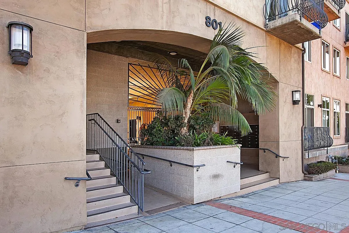 801 W Hawthorn St W — Photo 1