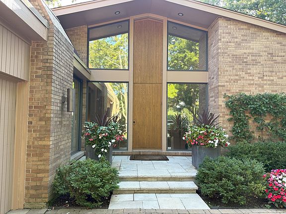 3rd image of 990 Sheridan Rd