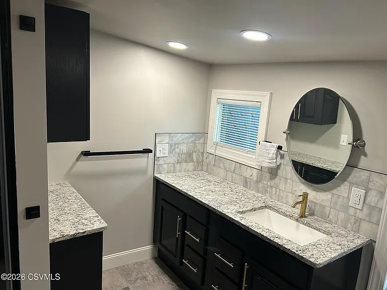 160 Bloom St — Photo 11