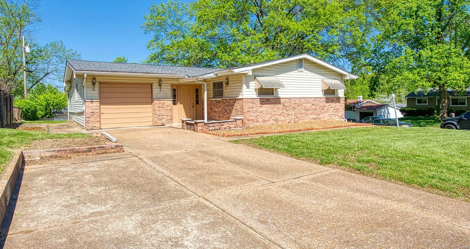 251 Freeman Dr photo 1