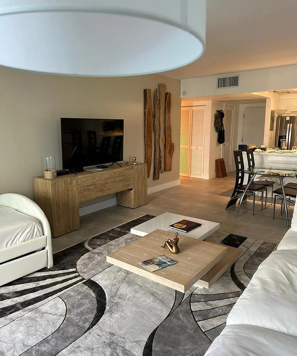 1 bed, 950 sqft, $7,800 — Photo 1