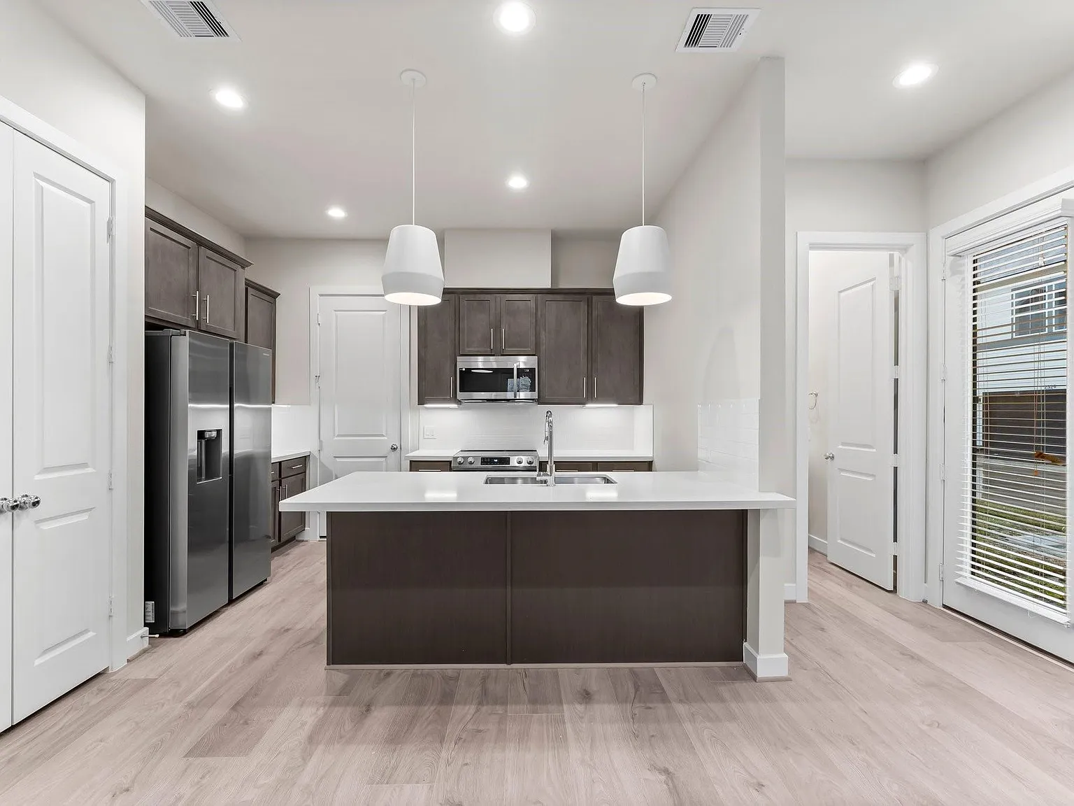 3 bed, 2.5 bath, 1542 sqft, $2,199 — Photo 3