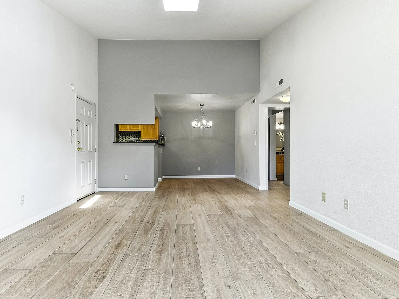 1 bed, 800 sqft, $1,570 — Photo 3