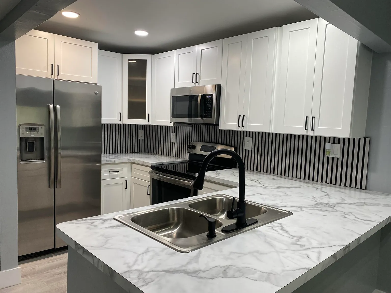 1 bed, 1.0 bath, 565 sqft, $1,900 — Photo 2