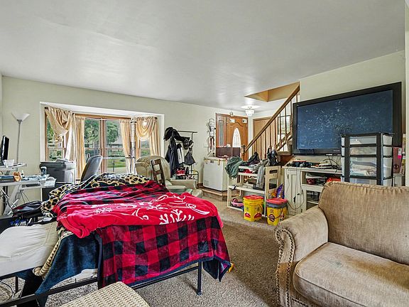 3rd image of 261 Vista Dr