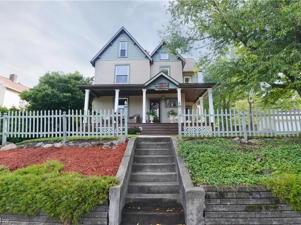 72 W Wood St, Lowellville, OH 44436