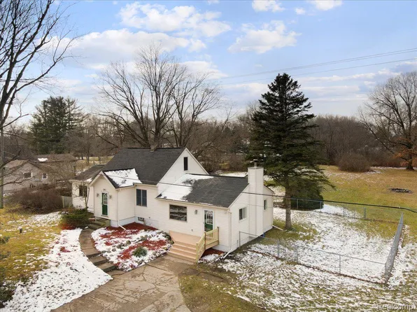 196 S Baldwin Rd, Clarkston, MI 48348